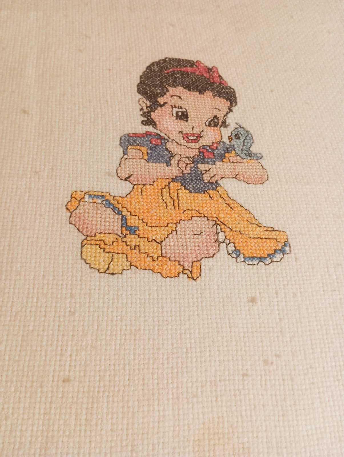 Copertina Biancaneve baby ricamata a mano su tela Aida di lana color panna — Dove comincia una fiaba Nevia