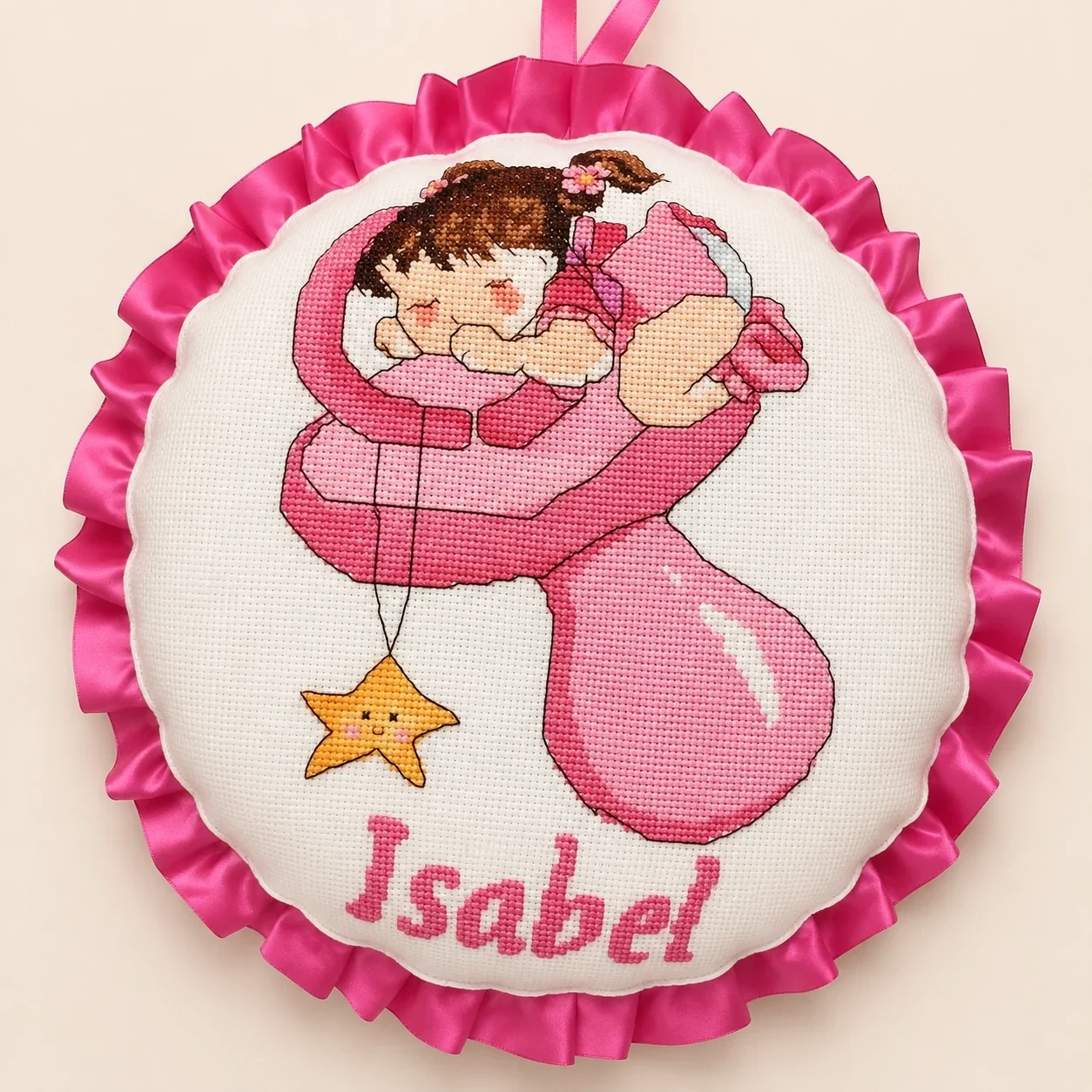 Fiocco nascita personalizzato rosa ricamato a punto croce con bambina addormentata e nome Isabel — Il primo sogno, Nevia Art
