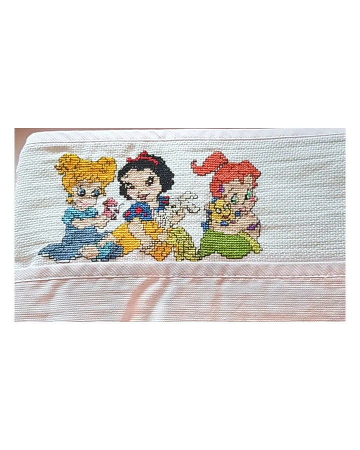 Lenzuolino neonato personalizzato ricamato a mano con Biancaneve baby Trilly baby e Ariel baby — Il tempo delle fiabe Nevia