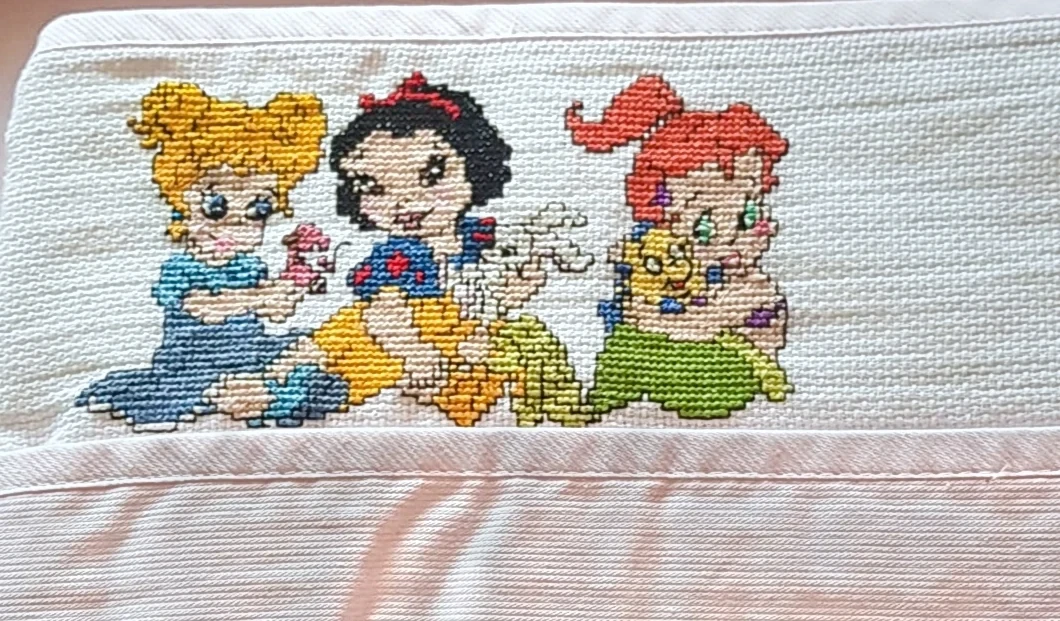 Lenzuolino neonato personalizzato in cotone ricamato a mano con Biancaneve baby Trilly baby e Ariel baby — Il tempo delle fiabe Nevia