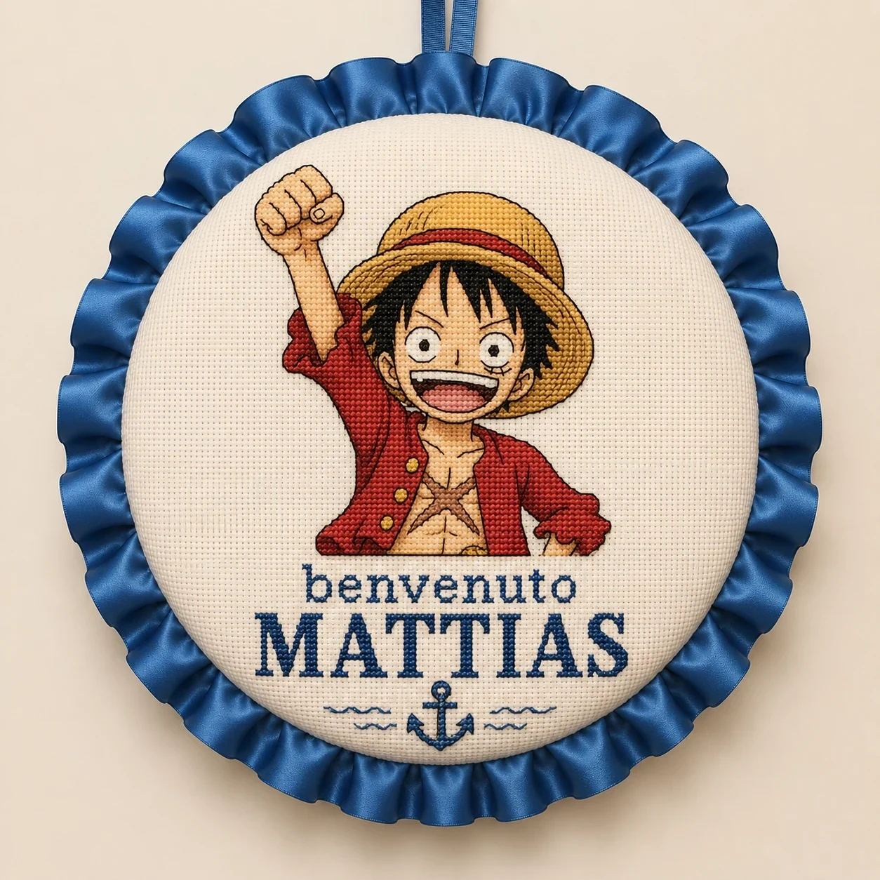 Fiocco nascita personalizzato blu ricamato a punto croce con Luffy e scritta Benvenuto Mattias — La rotta dei sogni, Nevia Art