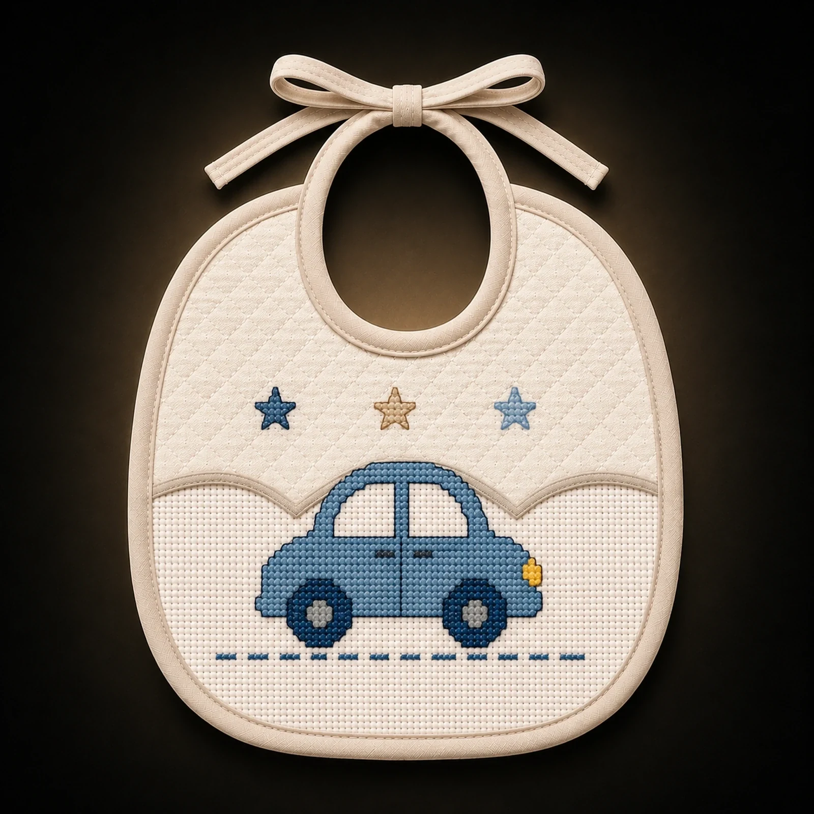 Bavetta per neonato con automobilina azzurra e dettagli ricamati — Piccole strade, Nevia Art