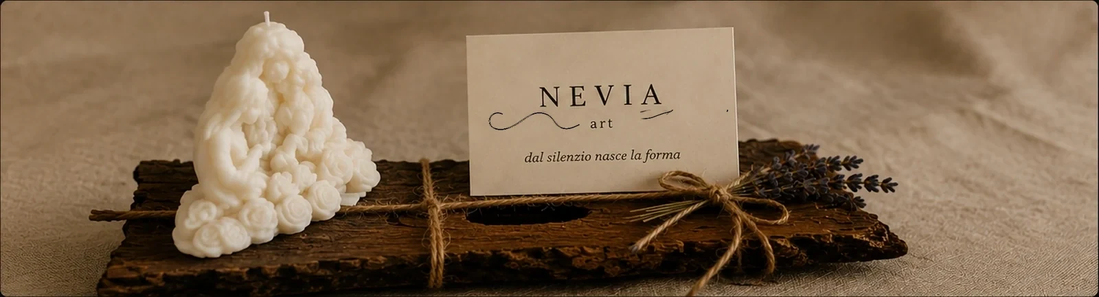 Rifugio, candela artigianale Nevia Art su base in vero legno