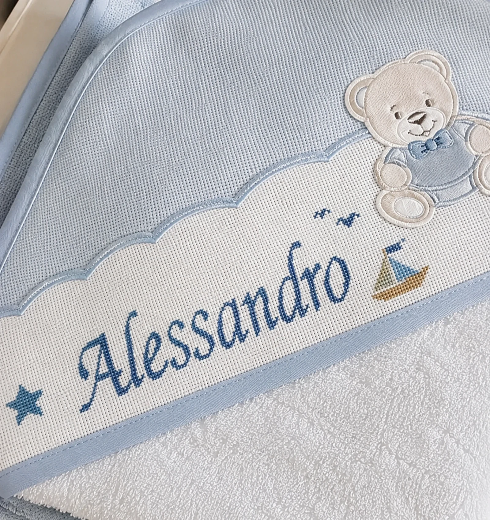 Accappatoio a triangolo personalizzato Alessandro con orsetto, stelle e barchetta — Nevia Art