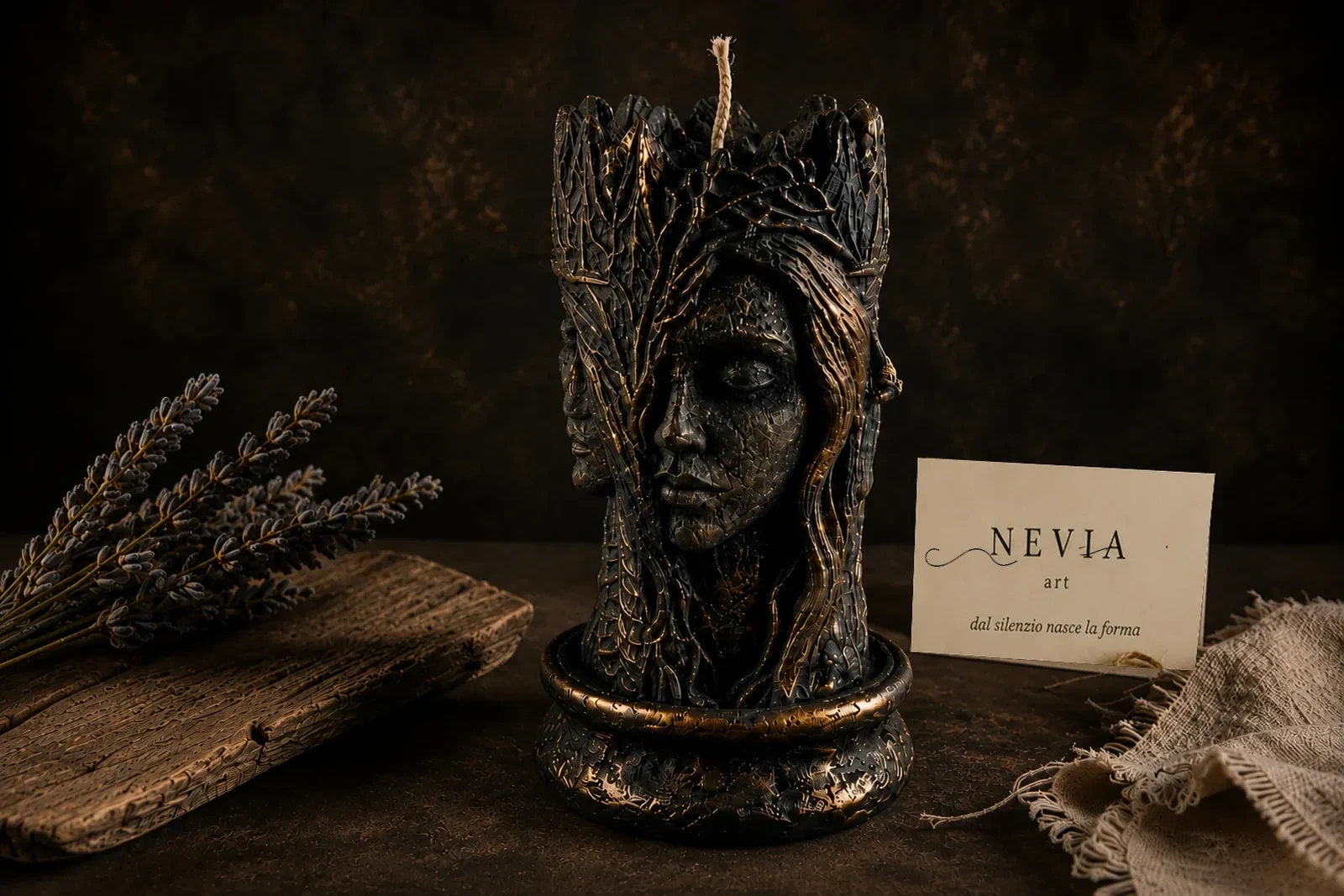 Tracce, candela scultorea artigianale con figura femminile — Nevia Art